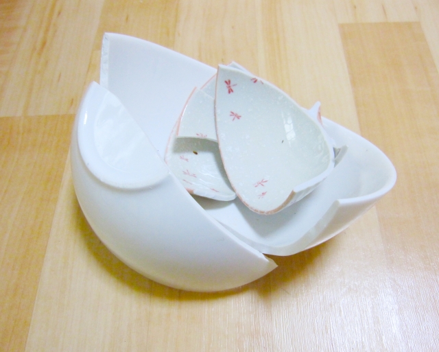 割れてしまった陶器の茶碗
