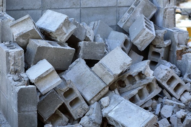 ゴミとして捨てることはできない コンクリートブロックの処分方法を徹底解説 くらしの一括見積比較コンシェルジュ